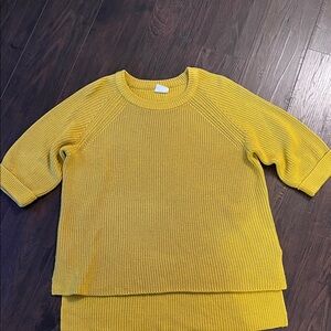 Mote short sleeve sweater
Gold color
Size Medium
